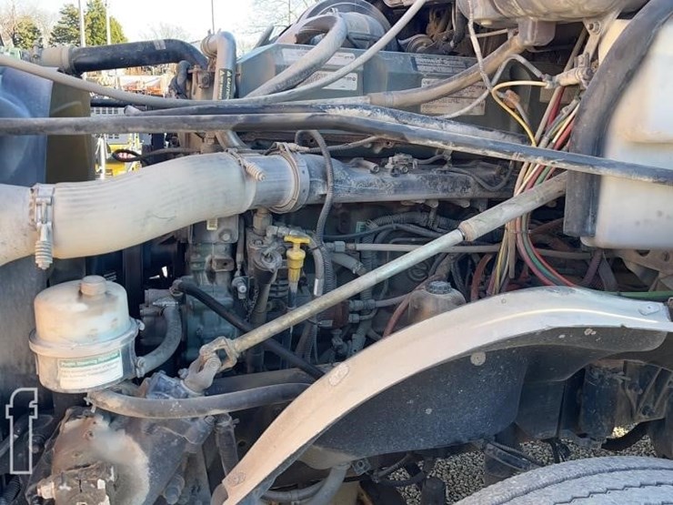 2004-freightliner-columbia-120-image-10