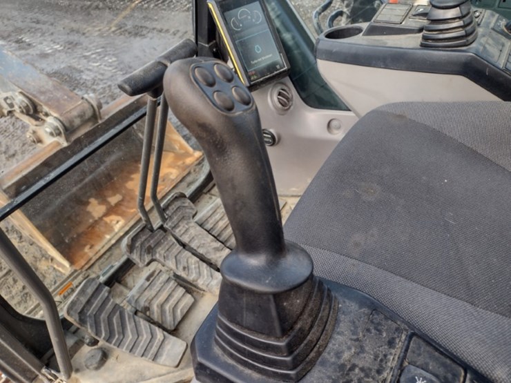 volvo-ec220e-lr-image-10