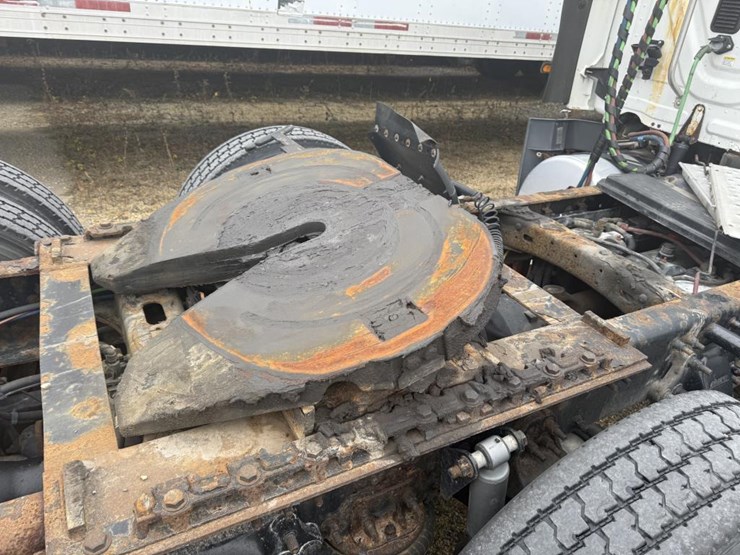 #1175-•-2016-freightliner-cascadia-day-cab-truck-tractor-image-31