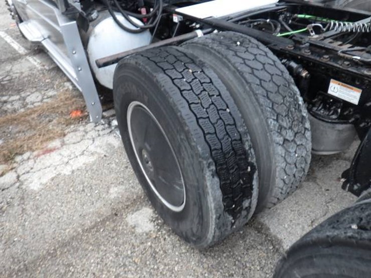 2019-freightliner-cascadia-125-image-22