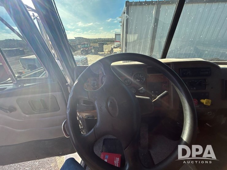 peterbilt-330-image-42