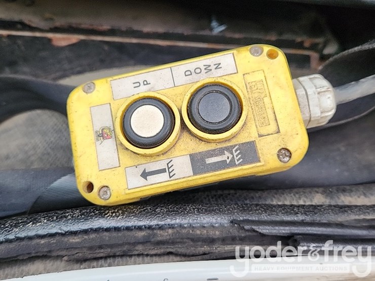 2001-freightliner-fl60-image-42