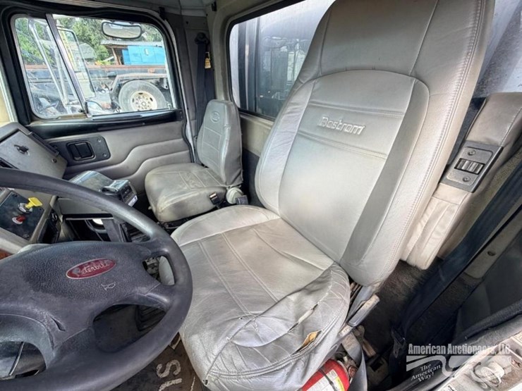 peterbilt-330-image-16