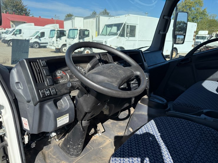 2024-isuzu-nrr-image-15