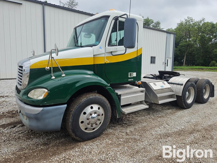 2009-freightliner-columbia-112-image-1