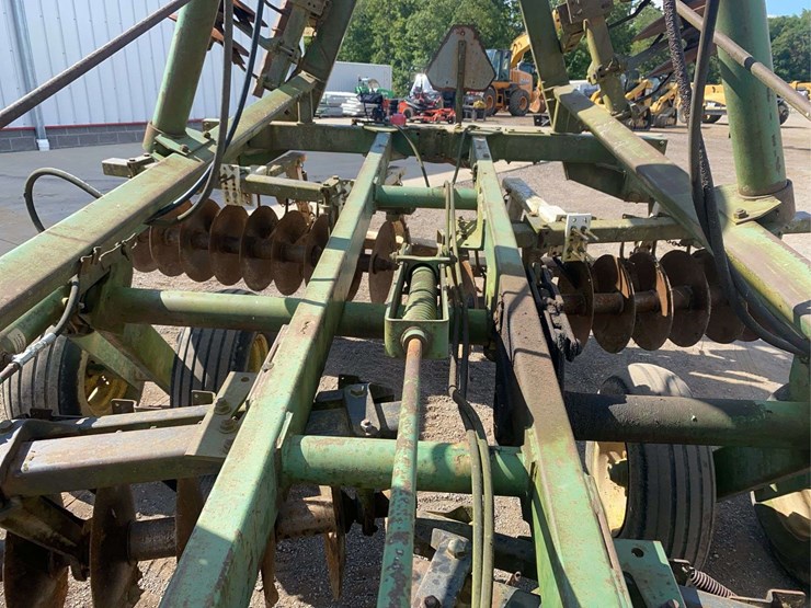 john-deere-235-image-17