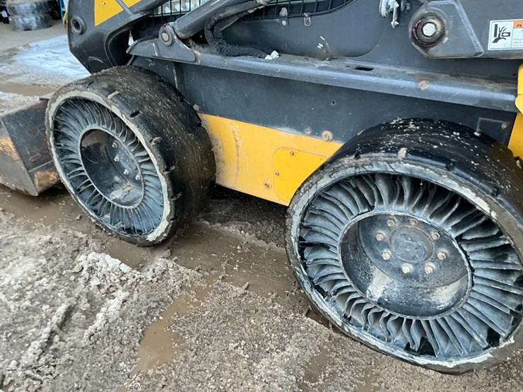 new-holland-l225-image-15