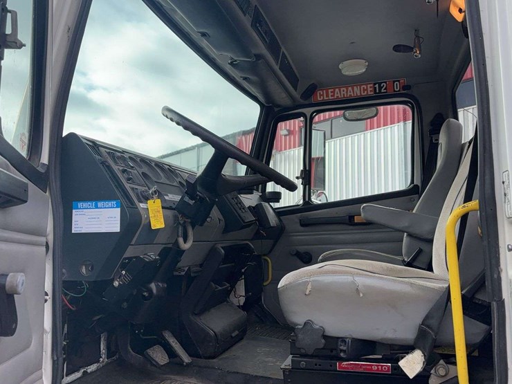 1999-freightliner-fl70-image-31