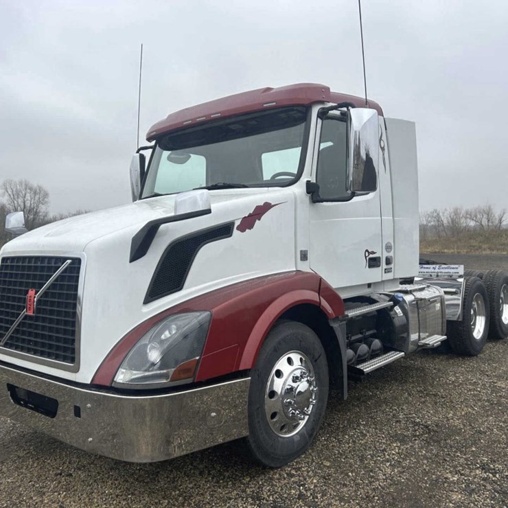 #1676 • 2015 Volvo VNL Day Cab Truck Tractor