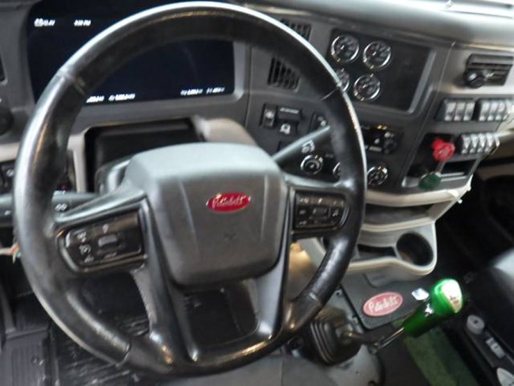 peterbilt-579-image-18