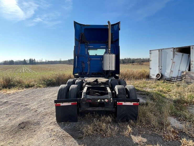 #202-•-2015-volvo-semi-tractor-(has-wi-title)-(denmark,-wi)-image-4