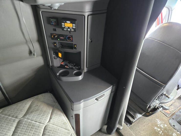 2017-peterbilt-579-image-68