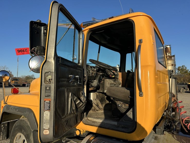 1996-mack-rd688s-image-47