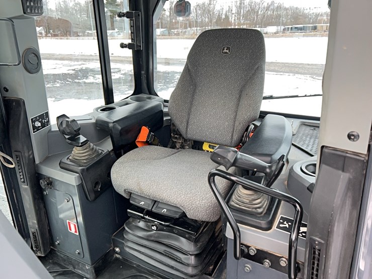 2023-deere-700l-image-19