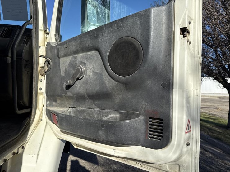 #1994-•-1999-volvo-day-cab-truck-tractor-image-39