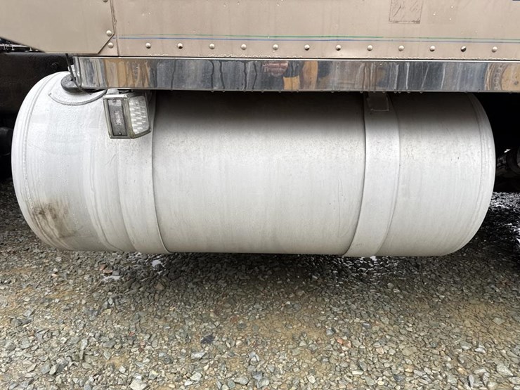 1999-peterbilt-379-image-16