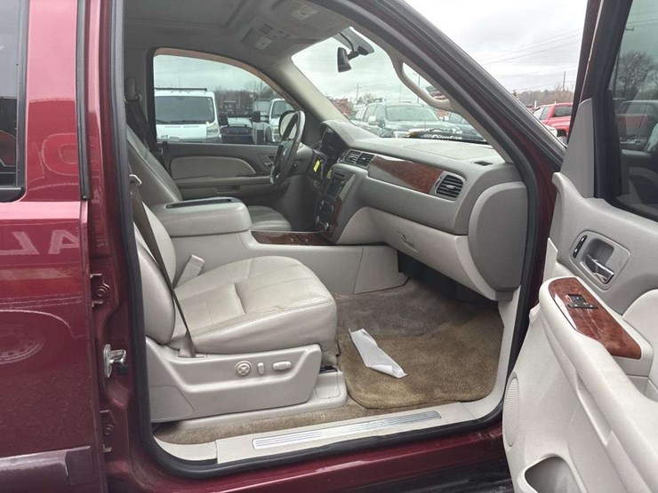 2008-chevrolet-suburban-image-16