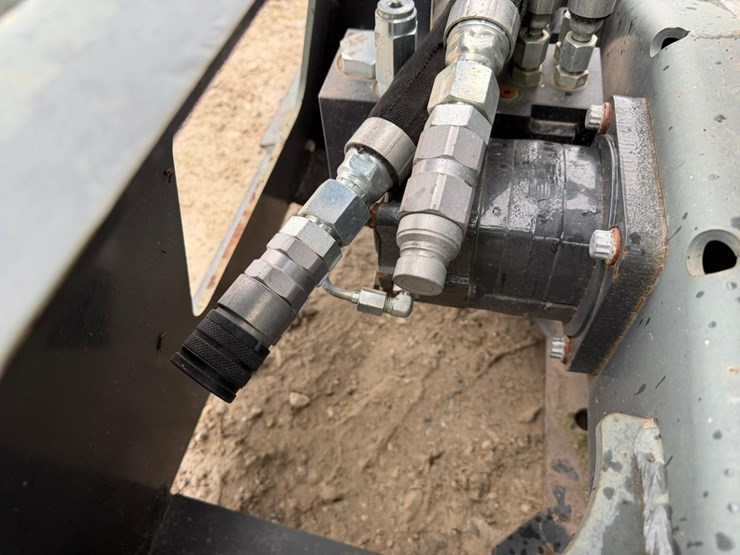 bobcat-sb200-74”-skid-steer-snowblower-image-12