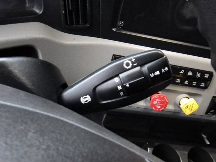 2019-freightliner-cascadia-126-image-24