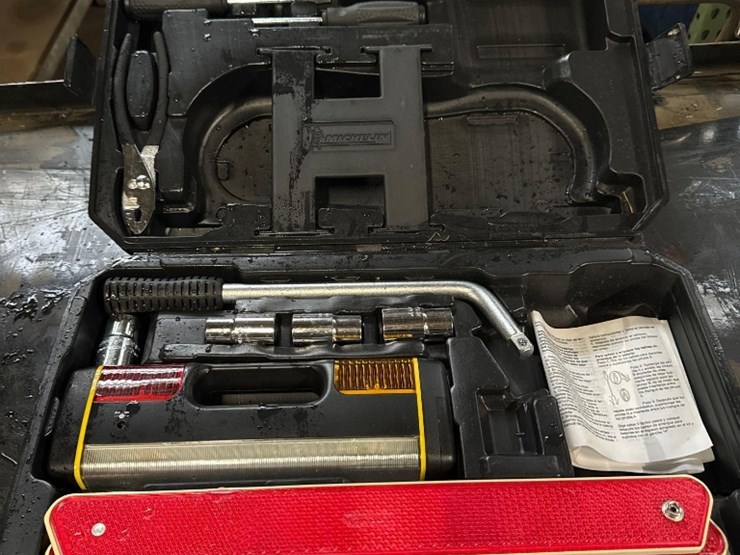 michelin-co-emergency-roadside-kit-image-1