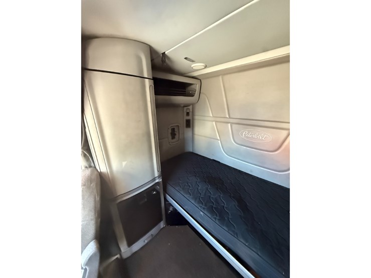 2015-peterbilt-579-image-22