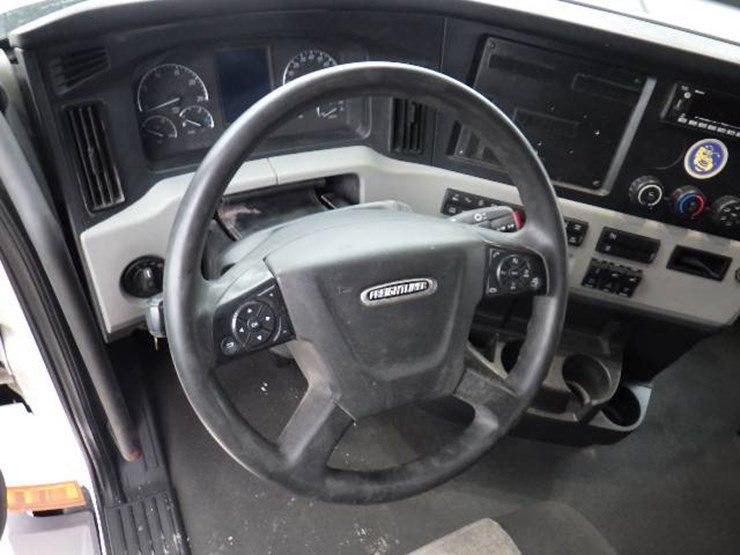 2022-freightliner-cascadia-126-image-20