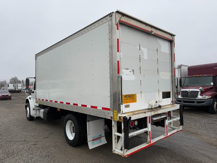 2018-freightliner-m2-106-image-4