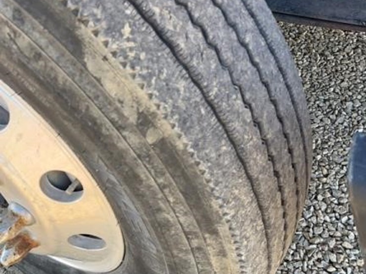 2004-freightliner-columbia-120-image-28