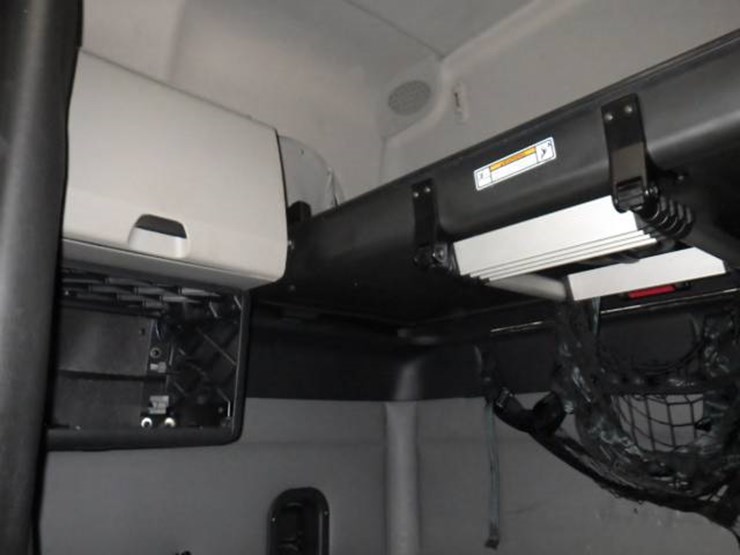 2022-freightliner-cascadia-126-image-24