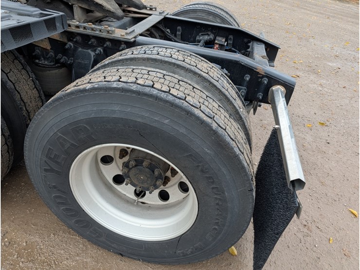 2019-freightliner-cascadia-125-image-11