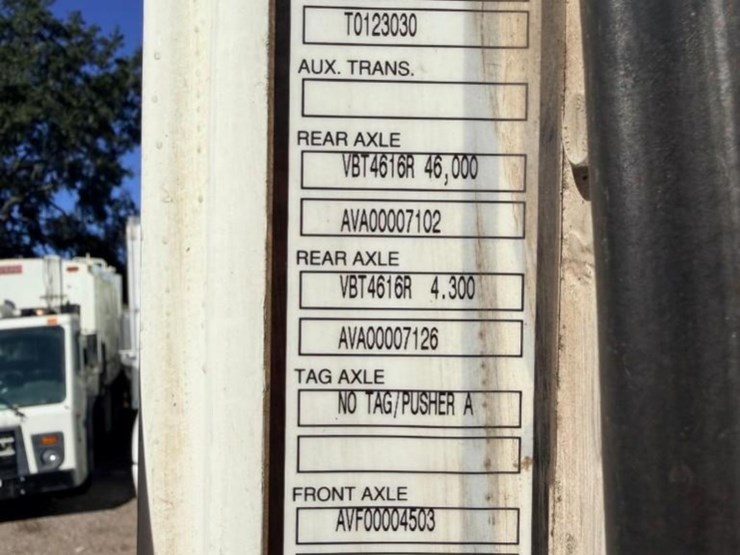 2000-volvo-wg-roll-off-truck-image-17