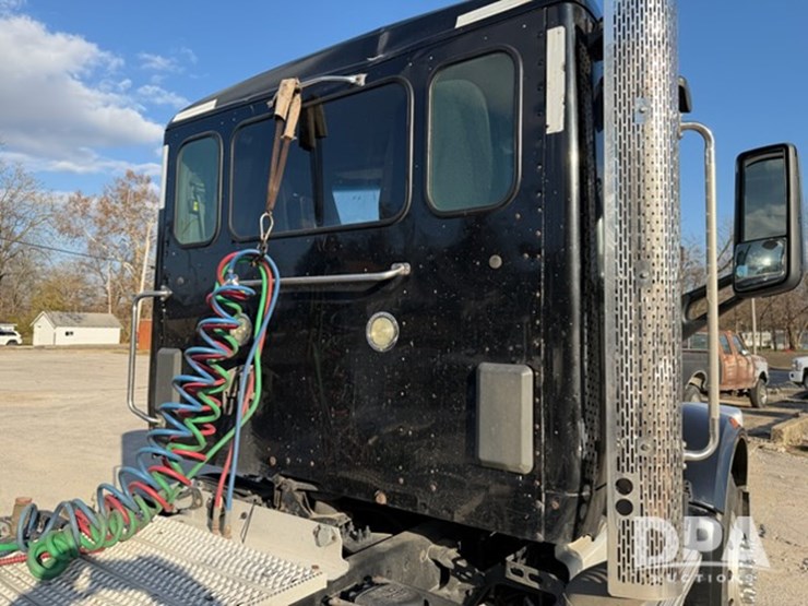 peterbilt-567-image-12