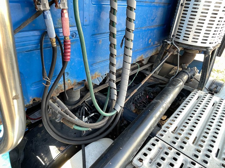 #202-•-2015-volvo-semi-tractor-(has-wi-title)-(denmark,-wi)-image-24