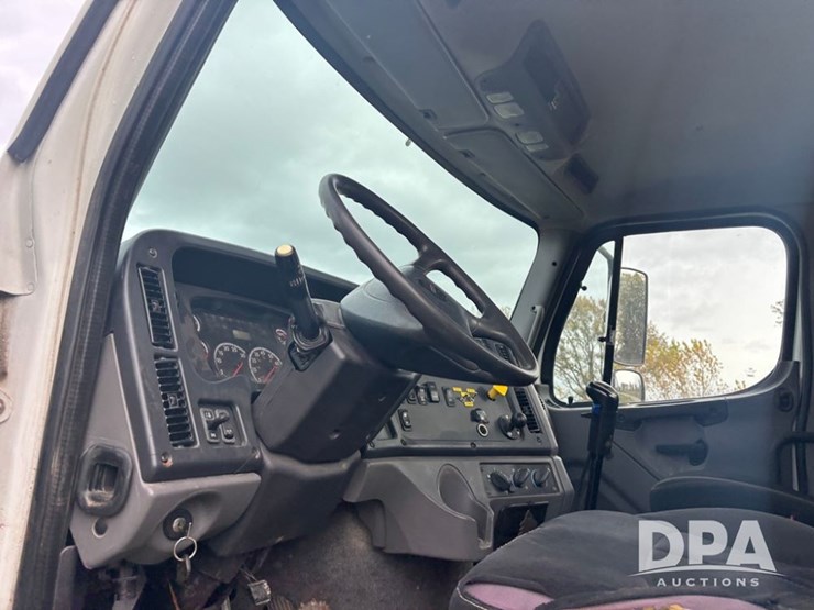 freightliner-114sd-image-58