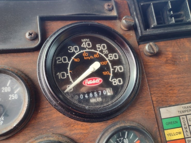 peterbilt-357-image-8