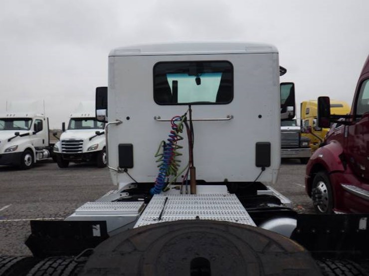 2019-peterbilt-579-image-10