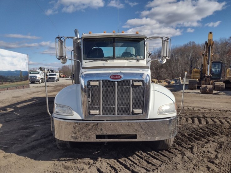 peterbilt-335-image-2