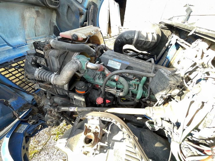 #202-•-2015-volvo-semi-tractor-(has-wi-title)-(denmark,-wi)-image-66