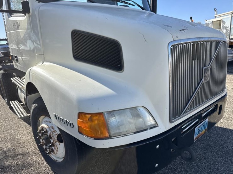 #1994-•-1999-volvo-day-cab-truck-tractor-image-9