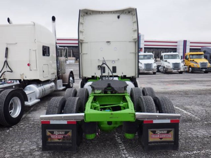 peterbilt-579-image-11