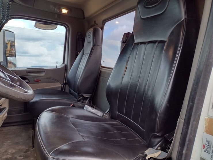 peterbilt-567-image-12