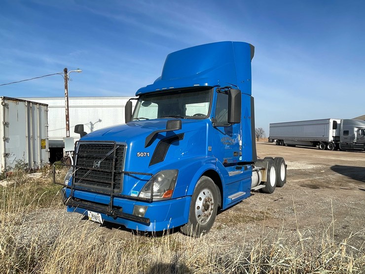 #202-•-2015-volvo-semi-tractor-(has-wi-title)-(denmark,-wi)-image-1