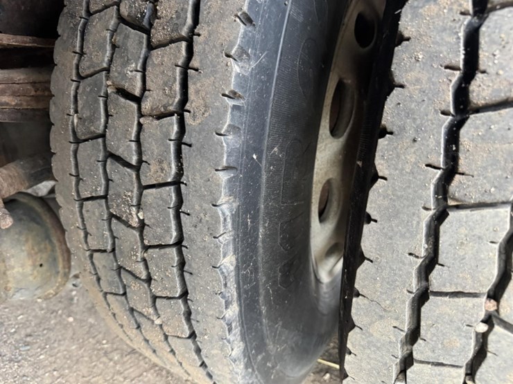 peterbilt-330-image-79