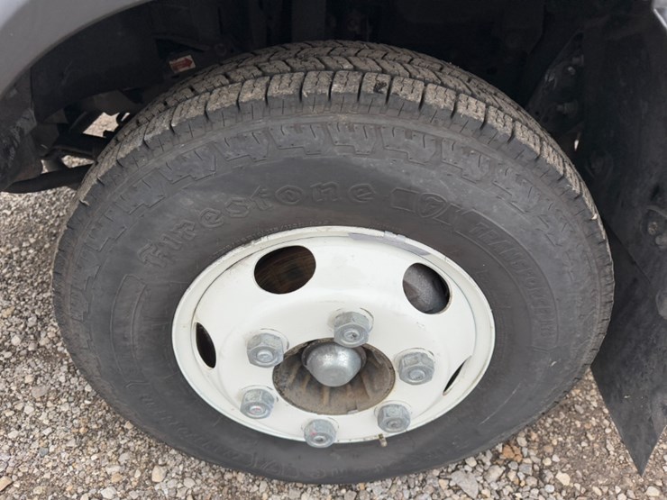 2023-isuzu-npr-image-7