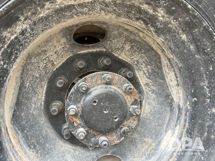 2001-peterbilt-330-image-27