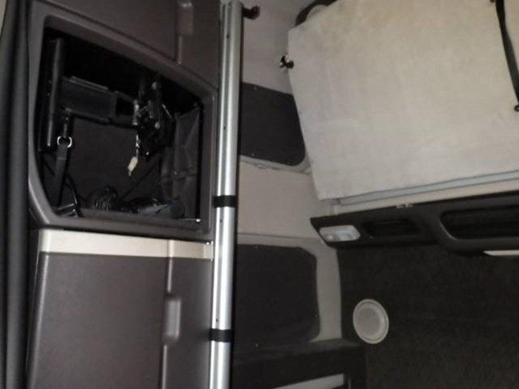 2017-volvo-vnl780-image-20