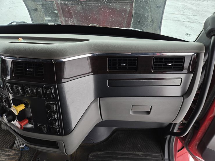 2017-peterbilt-579-image-73