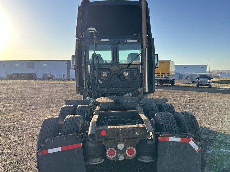 2012-freightliner-cascadia-125-image-8