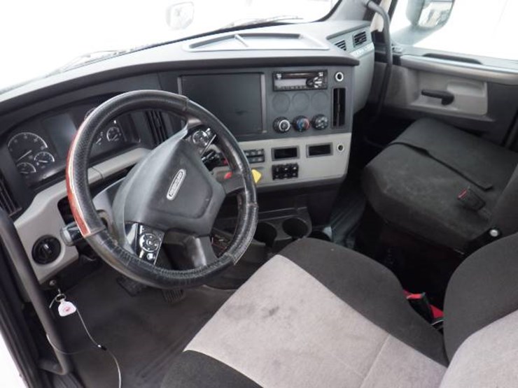 2020-freightliner-cascadia-126-image-13