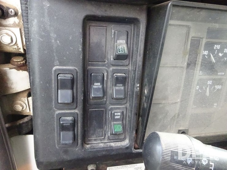 2003-international-8100-image-83